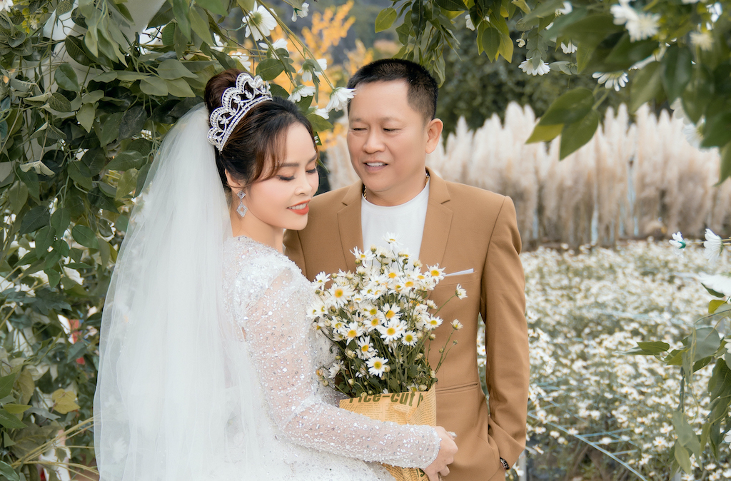 Hoa hậu Phạm Thị Cúc hạnh phúc kỷ niệm 25 năm ngày cưới